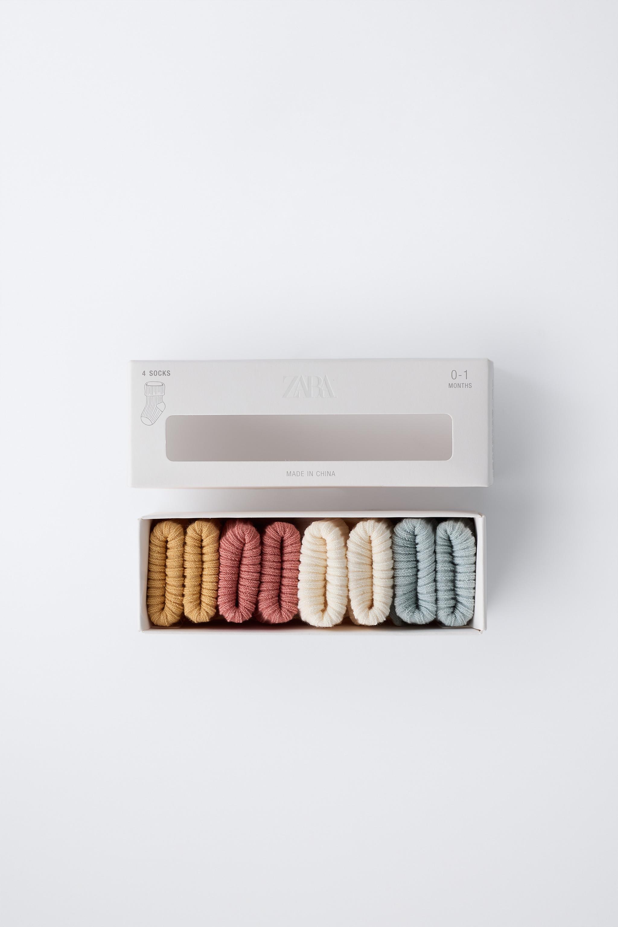 LOT DE QUATRE CHAUSSETTES COULEURS EN BOÎTE